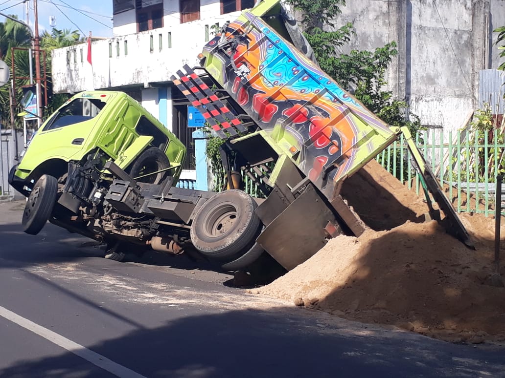 Parkir Di Trotoar, Dump Truk Angkut Tanah Terbalik - DetikManado.com