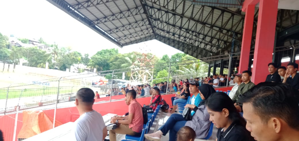 Suasana tribun utama Stadion Klabat Manado.