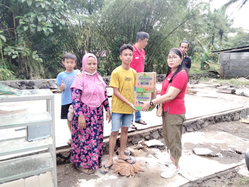 SMKN 3 Manado menyalurkan bantuan kepada salah satu yang terdampak banjir dan longsor di Kota Manado, Sulut. (Foto: Dokumentasi SMKN 3 Manado)