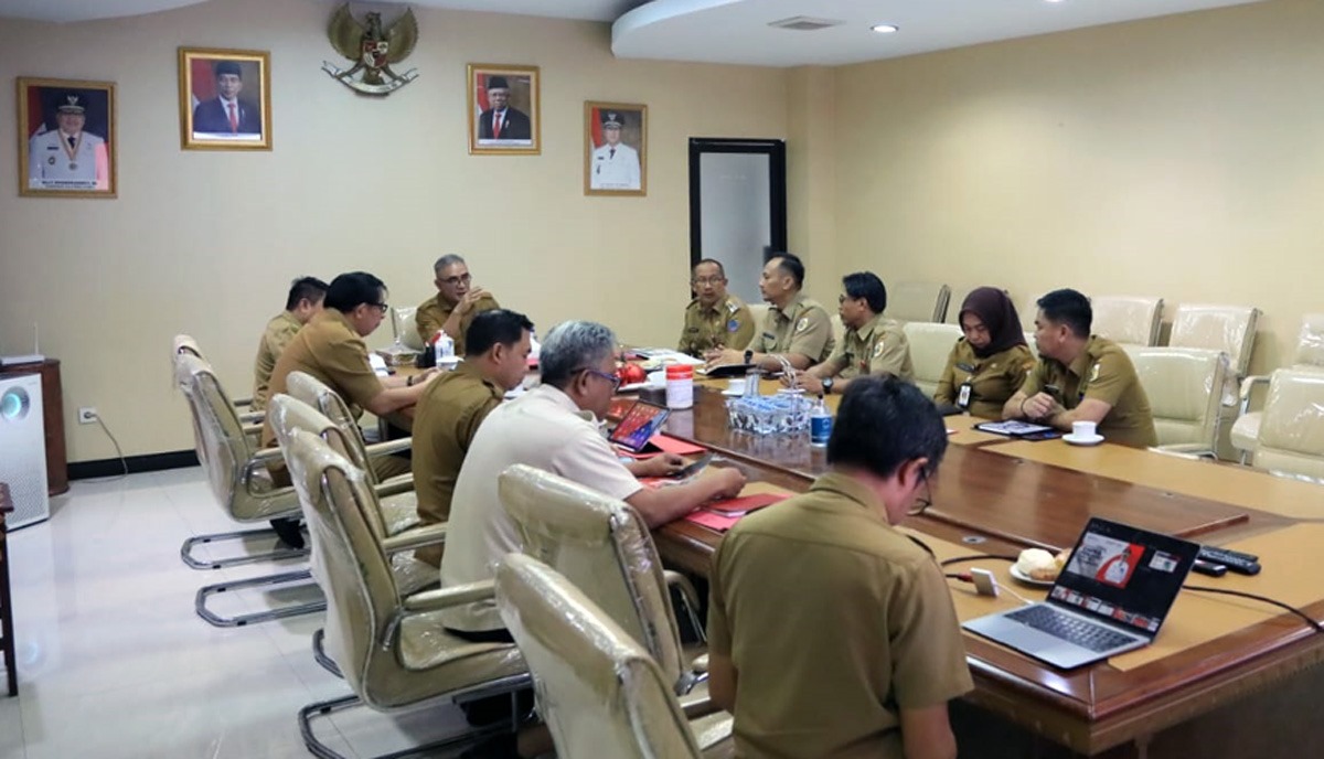 Pj Wali Kota Asripan Nani memaparkan 10 indikator prioritas tugas, di hadapan tim evaluasi Pemprov Sulut.(Foto: Dok. Dinas Kominfo Kotamobagu)