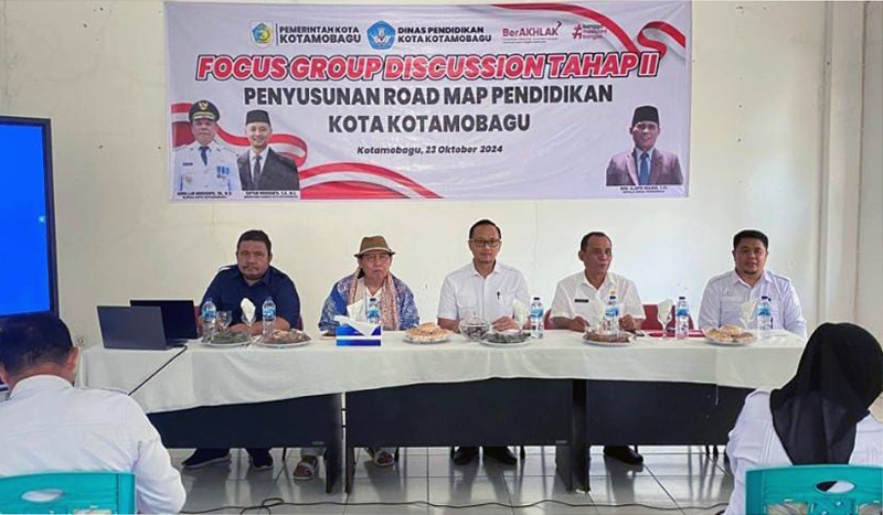 Sekda Sofyan Mokoginta (tengah) membuka FGD tahap II penyusunan road map pendidikan di Kotamobagu.